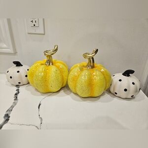 4 pumpkin decoration 2 small and 2 medium size